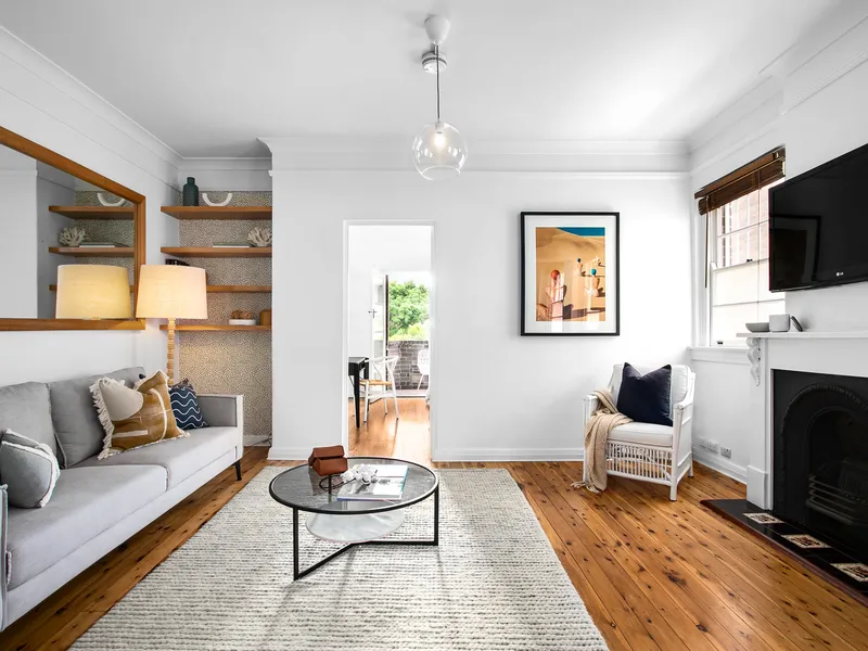 Charming & Spacious Beachside Retreat