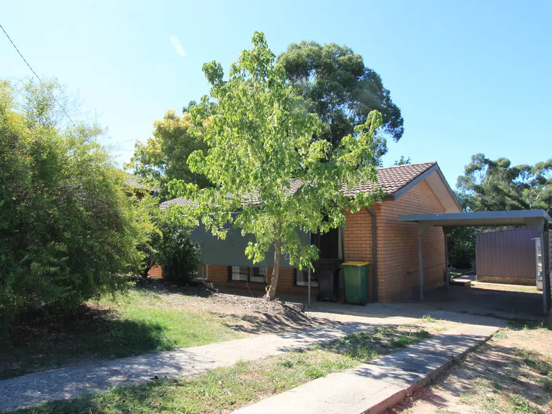 This easy care two bedroom home offers a convenient location situated on the Canberra side of Yass.
