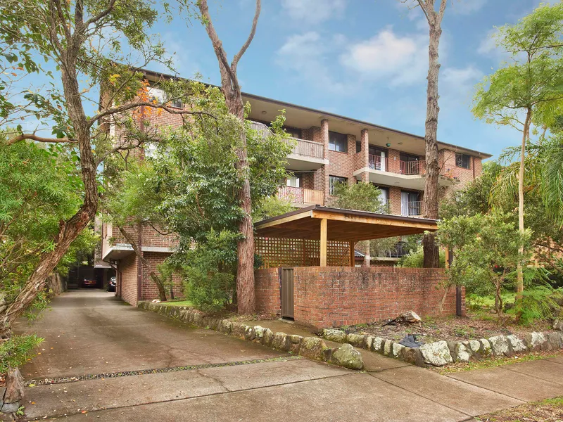 3 Bedroom unit walk to station and Hospital.