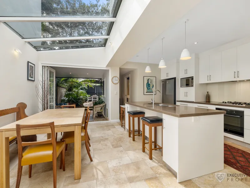 FURNISHED + 3 BEDROOM + 2 BATHROOM + TERRACE HOUSE + LARGE GARDEN COURTYARD