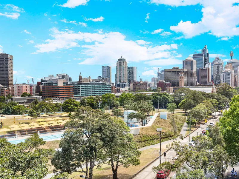 OVER-SIZED 1 BEDROOM WITH GREAT VIEWS