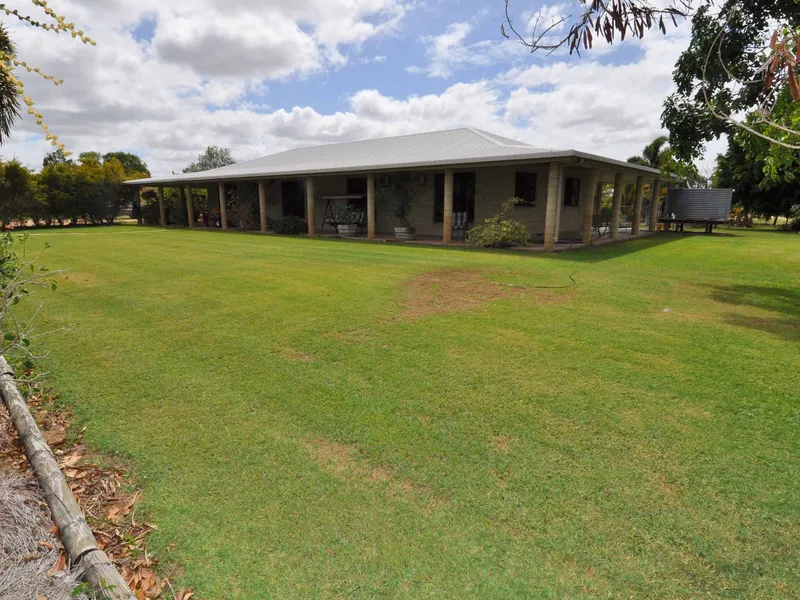 LARGE BLOCK FAMILY HOME 19.99 ACRES + SECOND HOUSE WITH INCOME