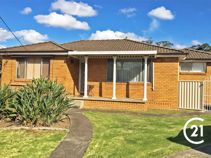 WELL KEPT BRICK VENEER HOME – DUAL GARAGE