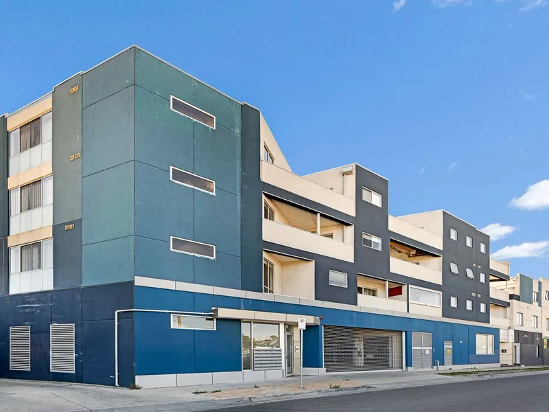 1 bedroom apartment next to Huntingdale shops/station