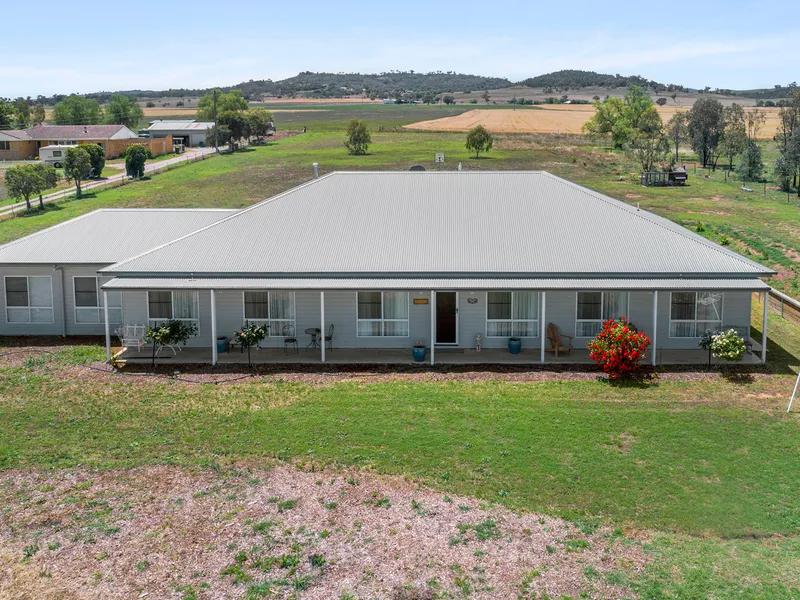QUIET COUNTRY LIFESTYLE LIVING!
