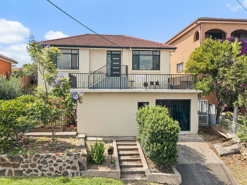 Amazing north views over suburb to escarpment