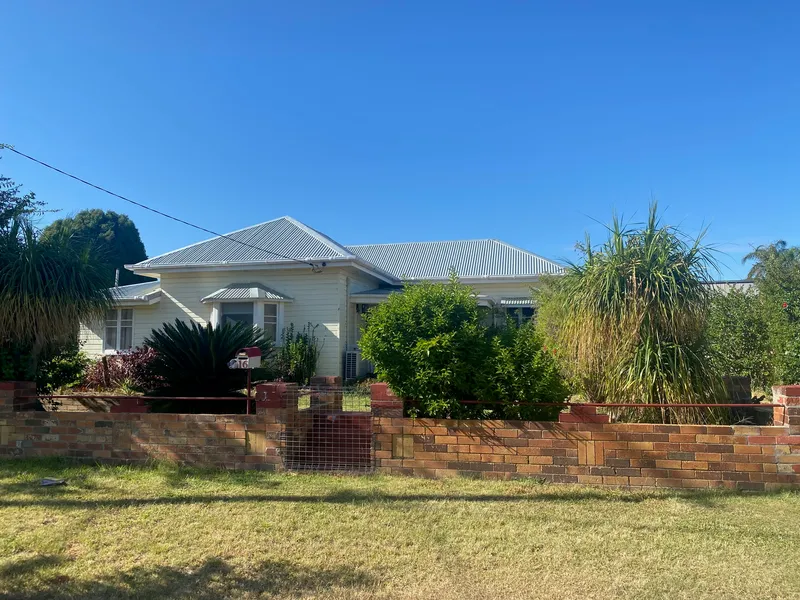 Stylish Charmer On Constance!