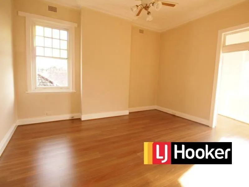 ENORMOUS 2 BEDROOM + SUNROOM APARTMENT WITH PARKING!