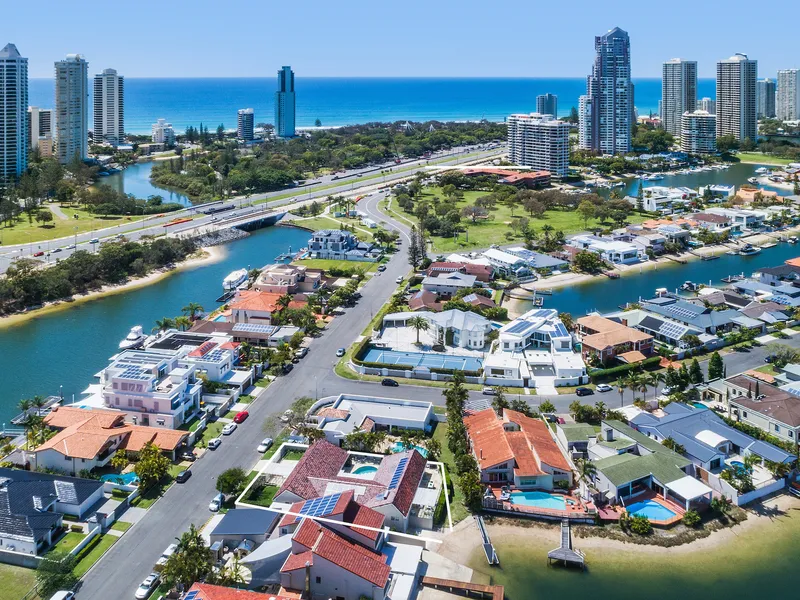 HAMPTONS INSPIRED SINGLE LEVEL ON COMMODORE DRIVE