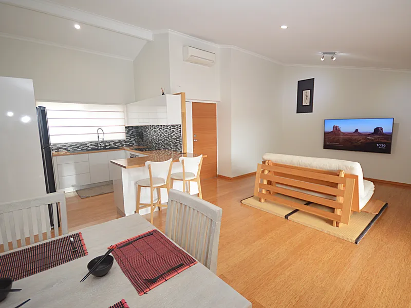 STYLISH & MODERN UNIT IN SUPER HANDY LOCATION!