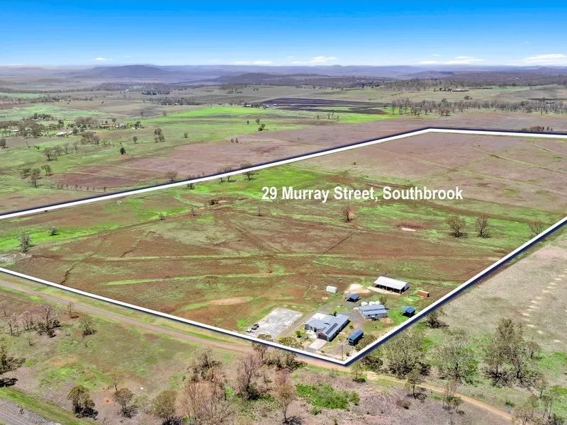 Modern Low Set Brick - Easy Care 80 acres!