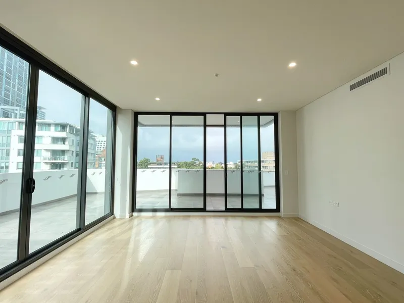 BRAND NEW 2BED APARTMENTS& Break-Taking View & Secure Car Space & The Best Location in Chatswood &Bathtub