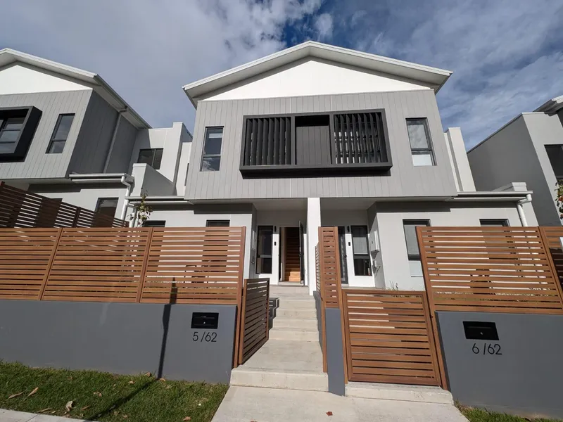 Brand New 4 bedroom townhouse in Glenmore Park