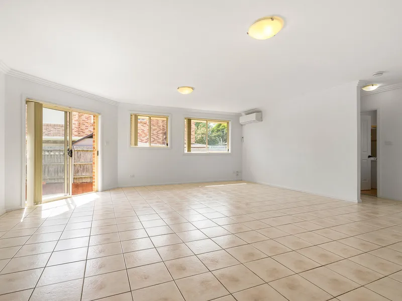 SINGLE LEVEL 2 BEDROOM DUPLEX WITH LOCK UP GARAGE & SPLIT AIR CONDITIONER