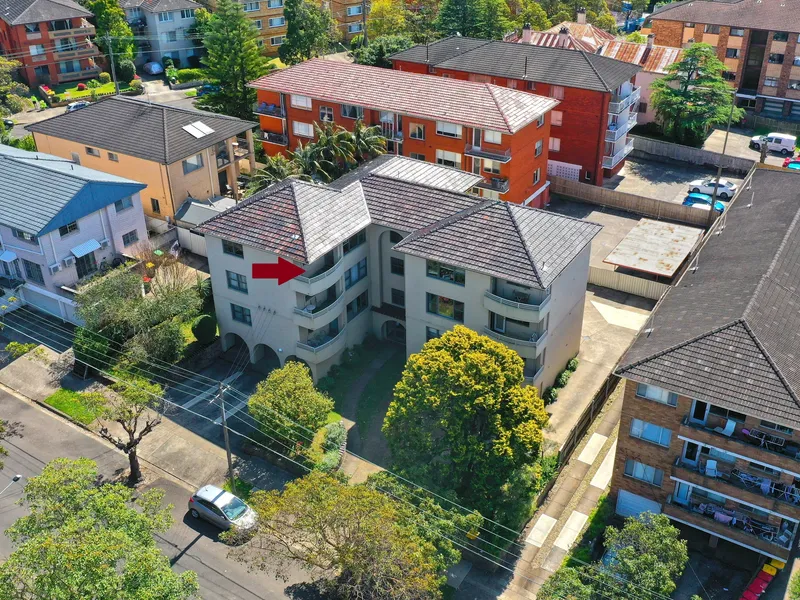 TOP FLOOR FRONT APARTMENT ENJOYING CITY SKYLINE VIEWS