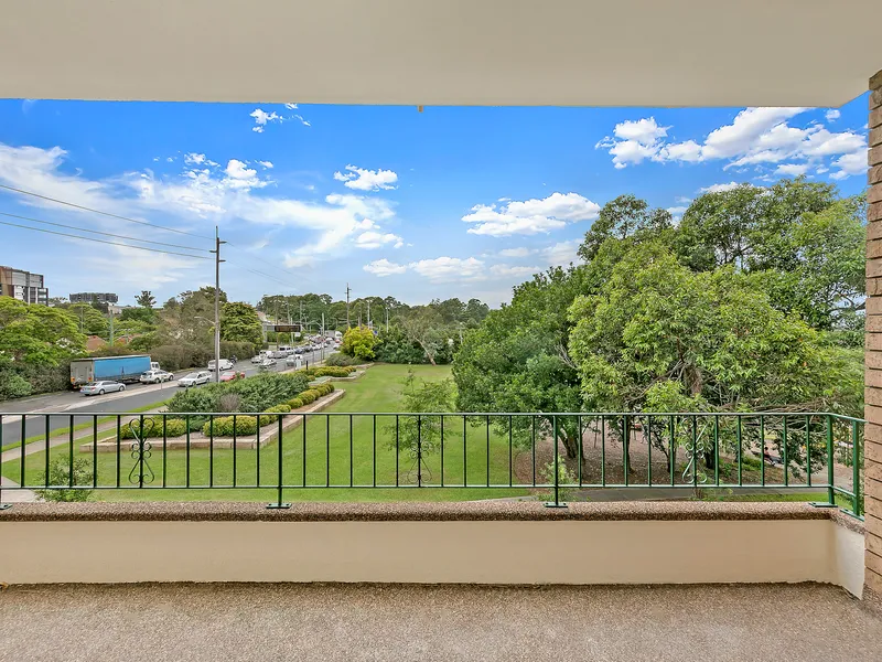 Convenient 2 bedder with park views!