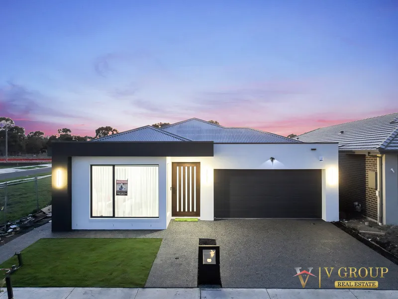 Exquisite Family Living Next to School and Park !!!