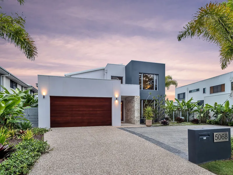 EXQUISITE 4-BEDROOM LUXURY WATERFRONT RESIDENCE IN EMERALD LAKES ESTATE