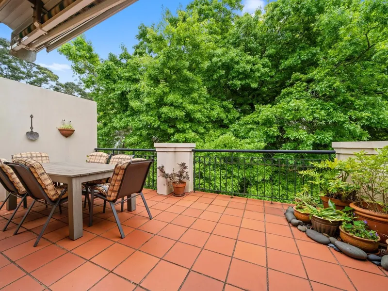 CAPTIVATING APARTMENT WITH LEAFY OUTLOOK!!