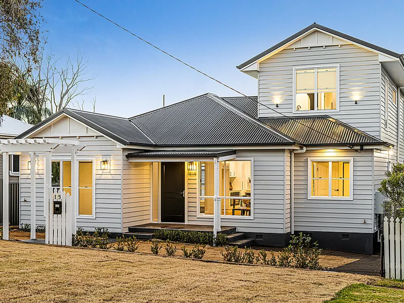 WELCOME TO THE SOUTH SIDE - INSPIRED RENOVATION IN IDYLLIC LOCATION!