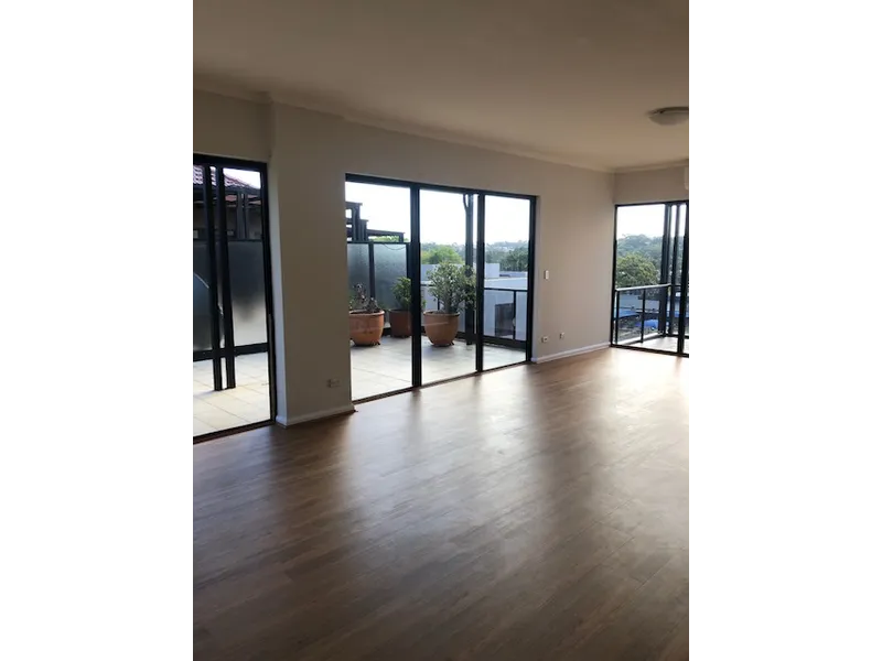 2 Bed 2 Bath Sub Penthouse with Study + Carspace