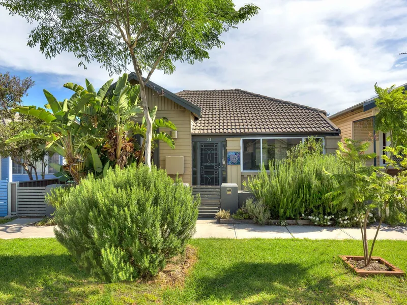 Cute 3-Bedroom Cottage In A Wide Street