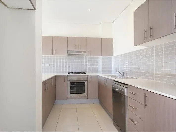 MODERN THREE BEDROOM APARTMENT IN GREAT LOCATION!!