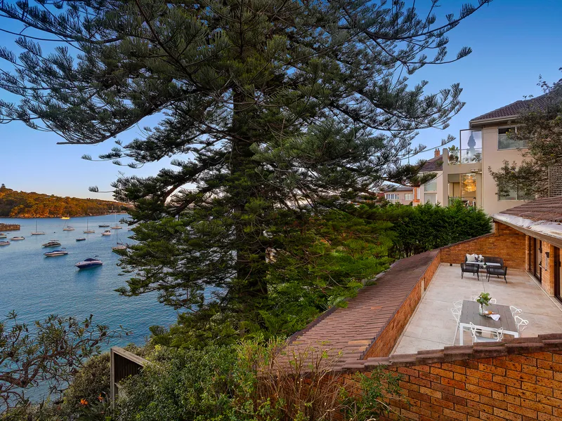 Harbourfront trophy home with direct beach access