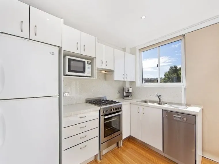 Spacious One Bedroom Apartment Moments to Freshwater Beach