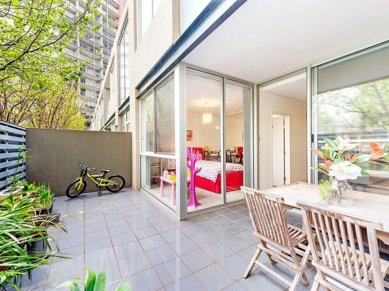 Stylish modern courtyard apartment