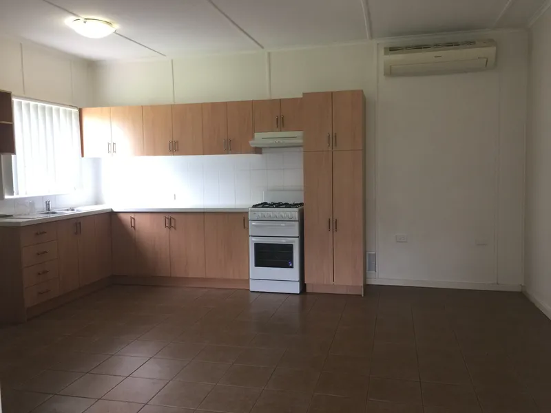 Granny Flat: 2 bedrooms built in wardrobes, rent  including water usage!