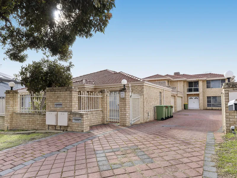 LARGE FAMILY HOME WITHOUT THE GARDEN HEADACHES!