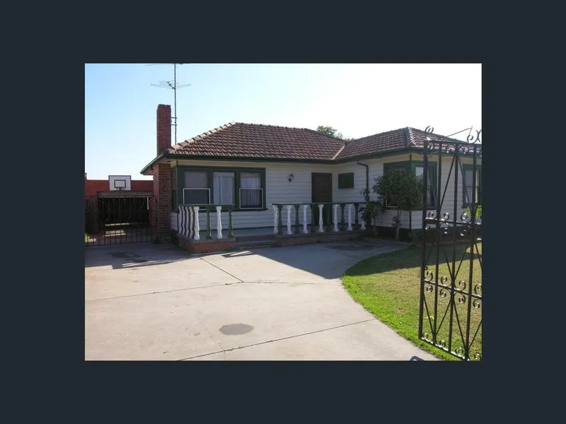 OPEN TO LARGE FAMILIES, UNIVERSITY STUDENTS  - FAWKNER - AVAILALBLE NOW (4 BEDROOMS 2 BATHROOM)