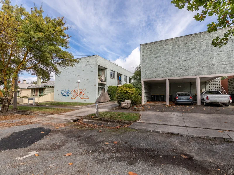 A Centrally Located Unit Offering Low-Maintenance Living.