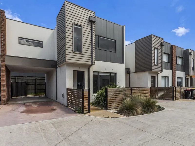 3 Bed 2 Bath Family Town Home exhibiting warmth and finesse in the peaceful precinct of Wyndham Vale - close to Werribee Station !
