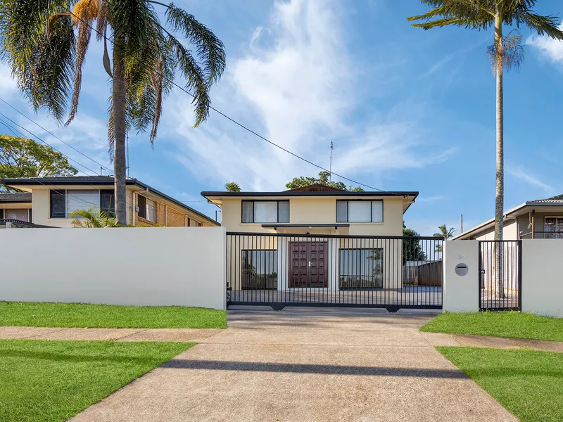 DUAL LIVING HOUSE WITH 6 BEDROOMS!