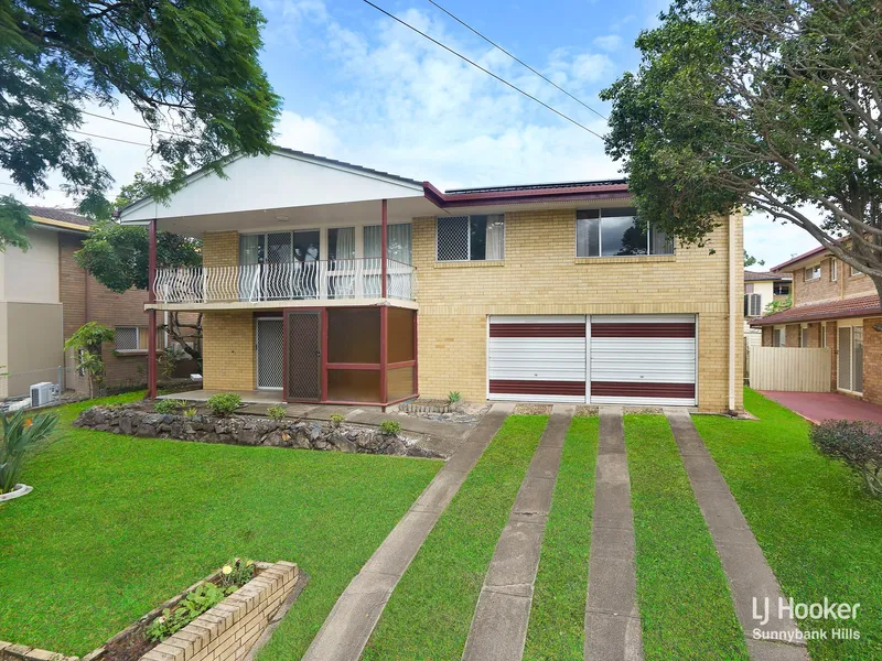 AIR-CONDITIONED FAMILY HOME WITH SWIMMING POOL YOU CANT NOT MISS!