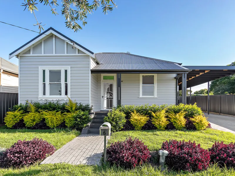 Updated 3 Bedroom cottage with studio, pool & loads of character