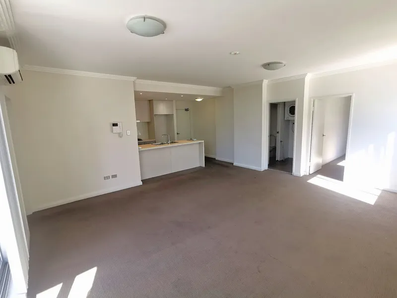 Large 2 bedroom apartment with 3 balconies $450+$40bills per week