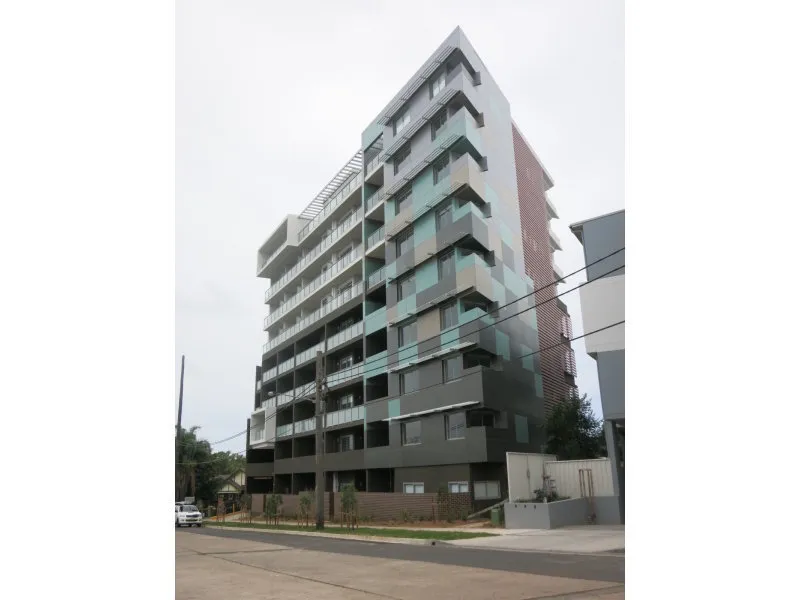 2 BEDROOM APARTMENT 8 MINUTES WALK TO STATION & SHOPPING !