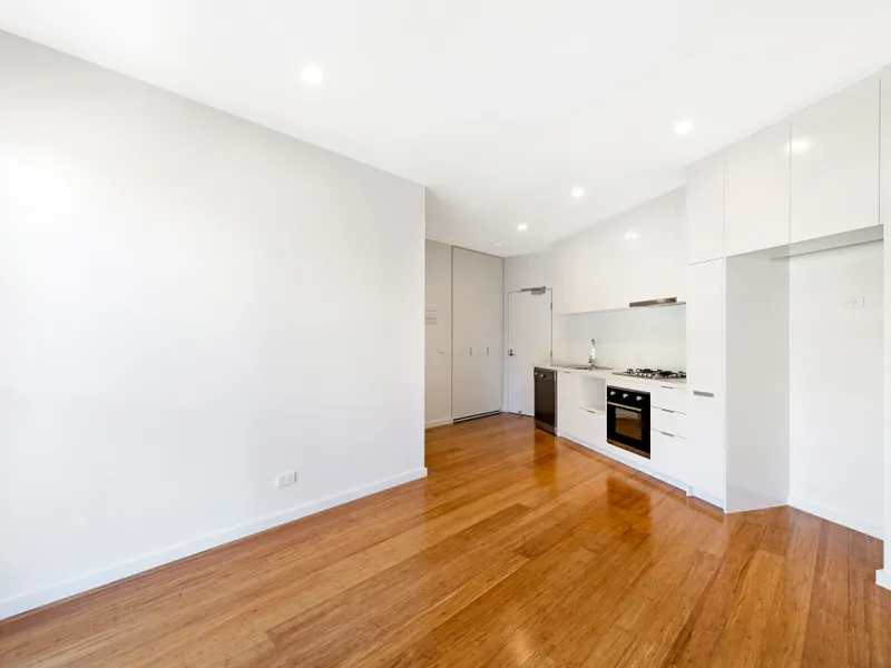 Modern Apartment with expansive balcony! Storage cage included