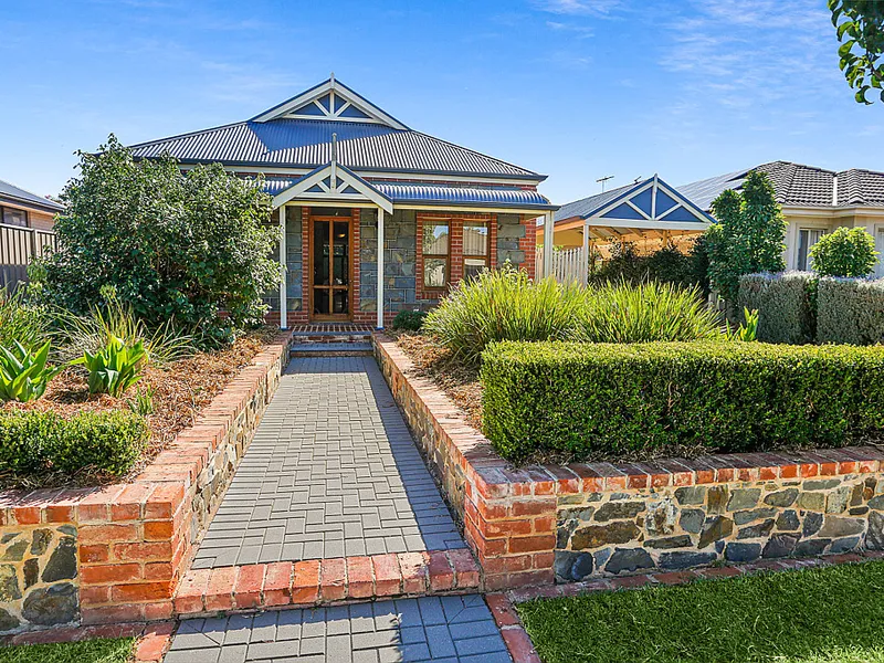 Stylish, private and centrally located within Tanunda.......
