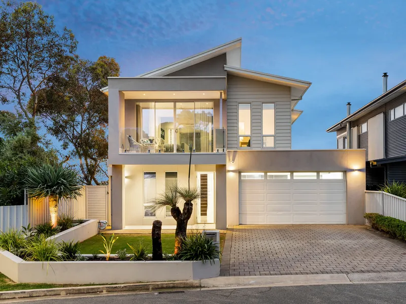 Luxurious home with ocean views!