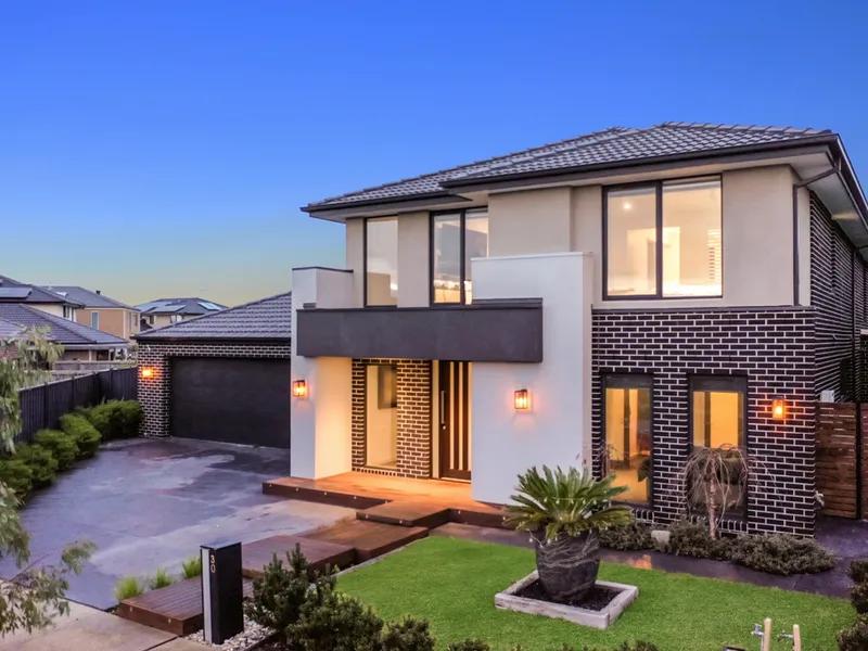 OPULENCE IN BERWICK WATERS