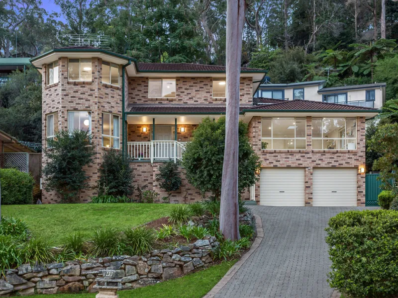 Expansive architect-designed family entertainer
