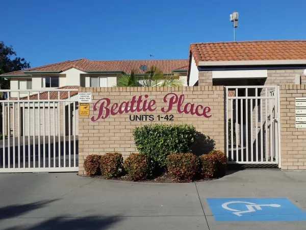 THREE BEDROOM TOWNHOUSE IN QUIET BEATTIE PLACE