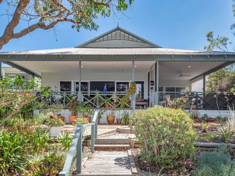 EXCLUSIVE RIVERFRONT LOCATION - UNDER OFFER