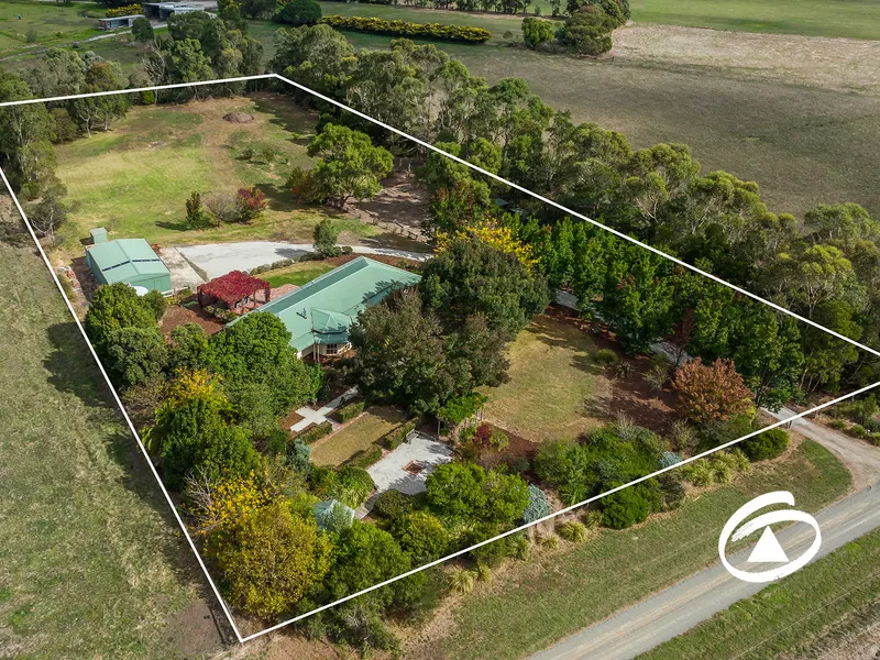 An Enviable Lifestyle on 2.90 Acres