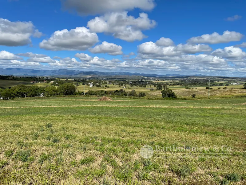 GOOD COUNTRY AND VIEWS CLOSE TO TOWN