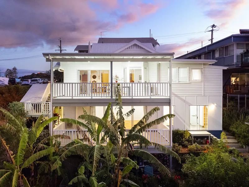 Dual-living Queenslander - With Spectacular Ocean Views